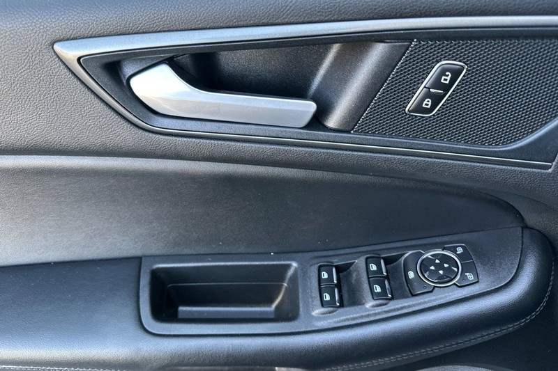 Ford Edge Vehicle Full-screen Gallery Image 10