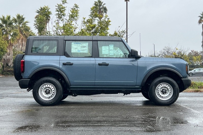 Ford Bronco Vehicle Full-screen Gallery Image 02