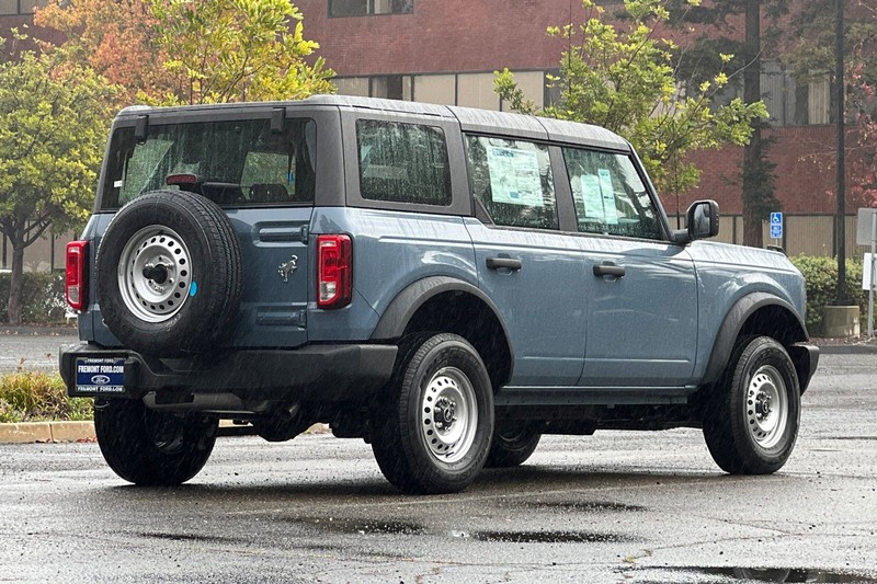 Ford Bronco Vehicle Full-screen Gallery Image 03