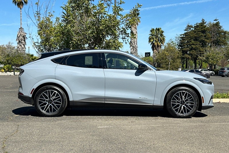 Ford Mustang Mach-E Vehicle Full-screen Gallery Image 02