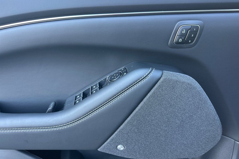 Ford Mustang Mach-E Vehicle Full-screen Gallery Image 10