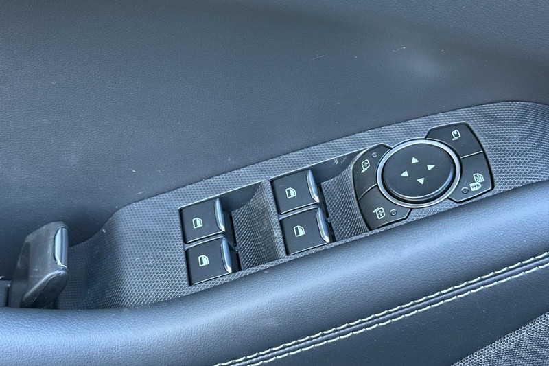 Ford Mustang Mach-E Vehicle Full-screen Gallery Image 11