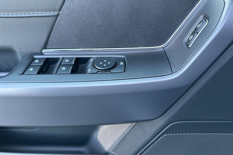 Ford F-150 Vehicle Full-screen Gallery Image 09