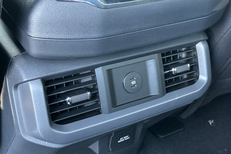 Ford F-150 Vehicle Full-screen Gallery Image 12