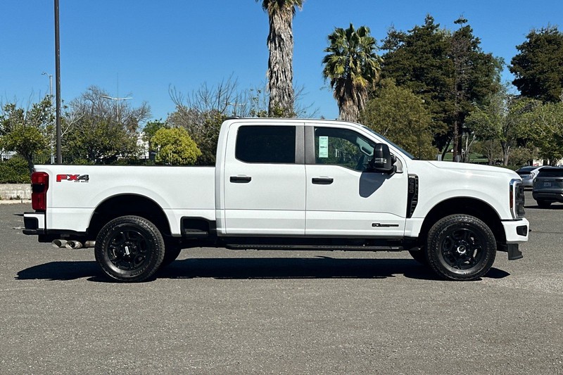 Ford F-350SD Vehicle Full-screen Gallery Image 02
