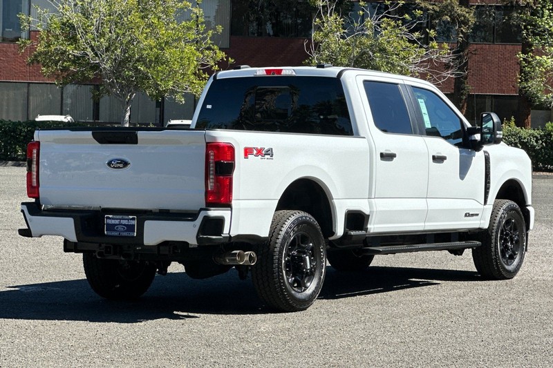Ford F-350SD Vehicle Full-screen Gallery Image 03