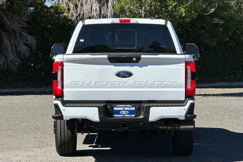 Ford F-350SD Vehicle Full-screen Gallery Image 04