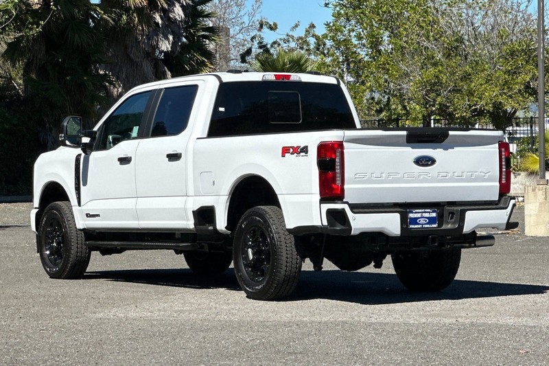 Ford F-350SD Vehicle Full-screen Gallery Image 05