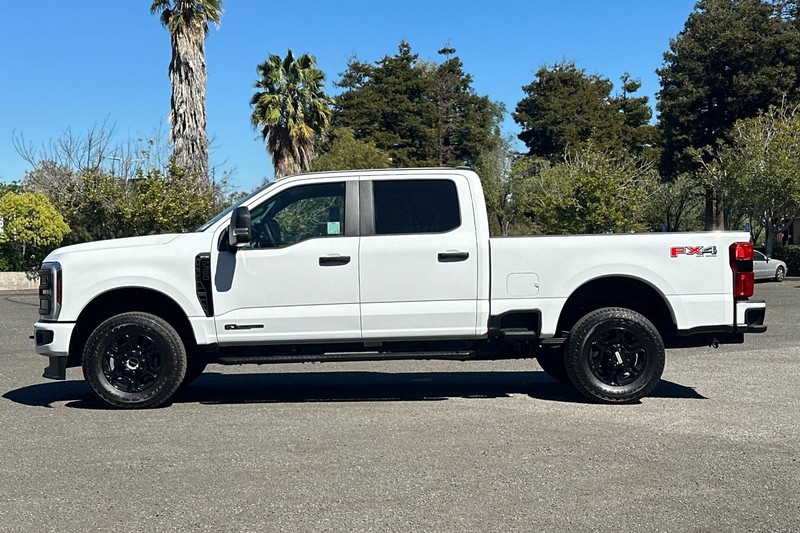 Ford F-350SD Vehicle Full-screen Gallery Image 06
