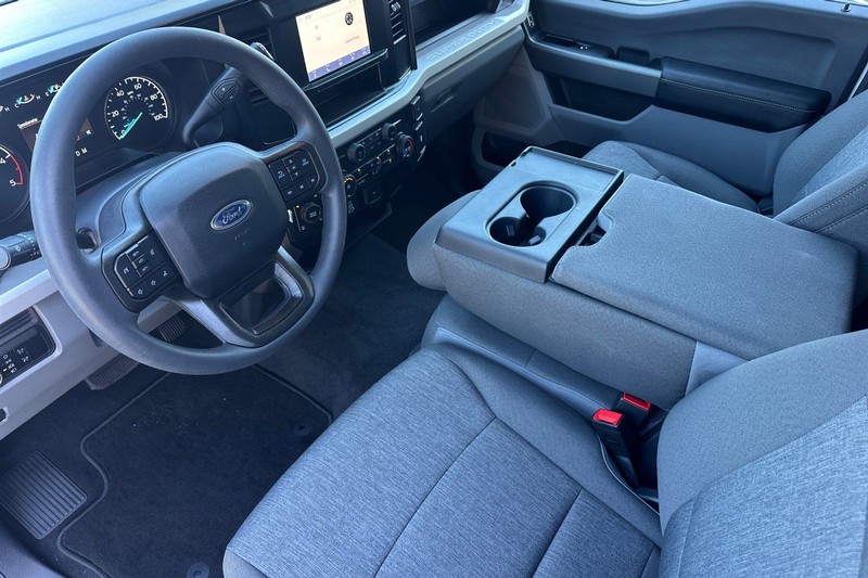 Ford F-350SD Vehicle Full-screen Gallery Image 09