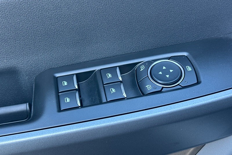 Ford F-350SD Vehicle Full-screen Gallery Image 11