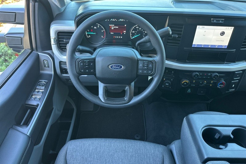 Ford F-350SD Vehicle Full-screen Gallery Image 15