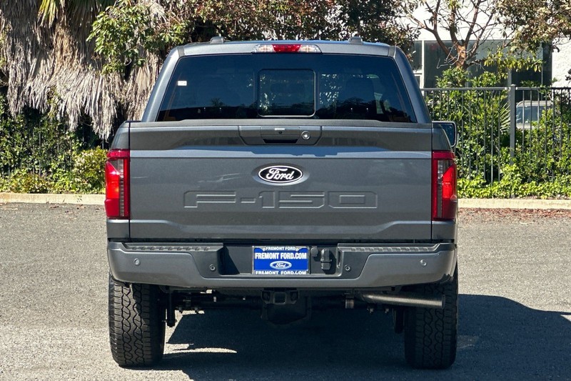 Ford F-150 Vehicle Full-screen Gallery Image 04