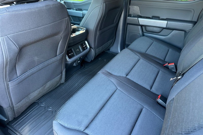 Ford F-150 Vehicle Full-screen Gallery Image 12