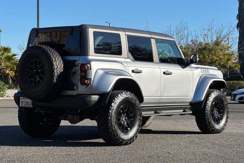 Ford Bronco Vehicle Full-screen Gallery Image 03