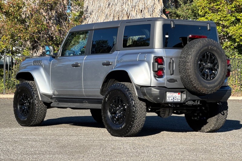 Ford Bronco Vehicle Full-screen Gallery Image 05
