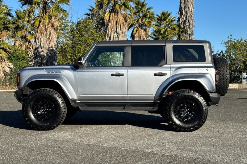 Ford Bronco Vehicle Full-screen Gallery Image 06