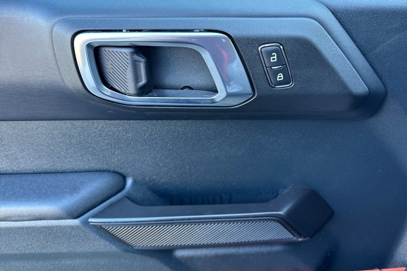 Ford Bronco Vehicle Full-screen Gallery Image 10