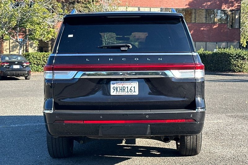 Lincoln Navigator Vehicle Full-screen Gallery Image 04