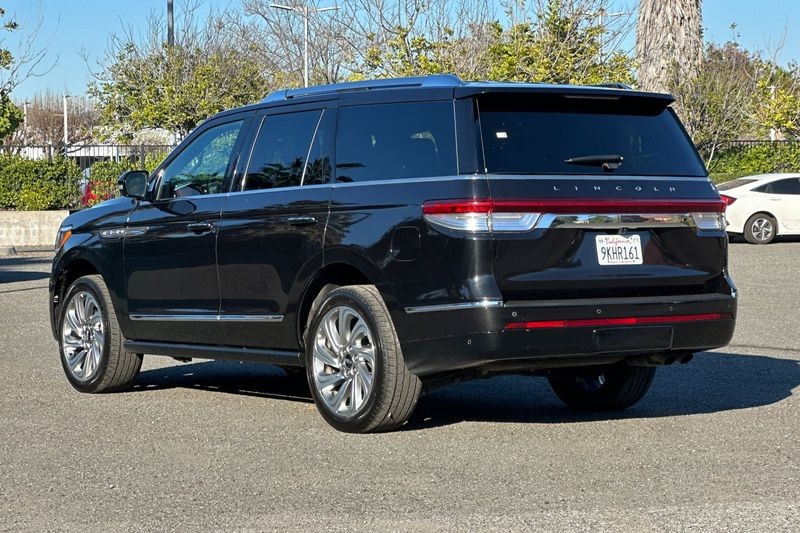 Lincoln Navigator Vehicle Full-screen Gallery Image 05