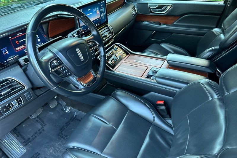 Lincoln Navigator Vehicle Full-screen Gallery Image 09
