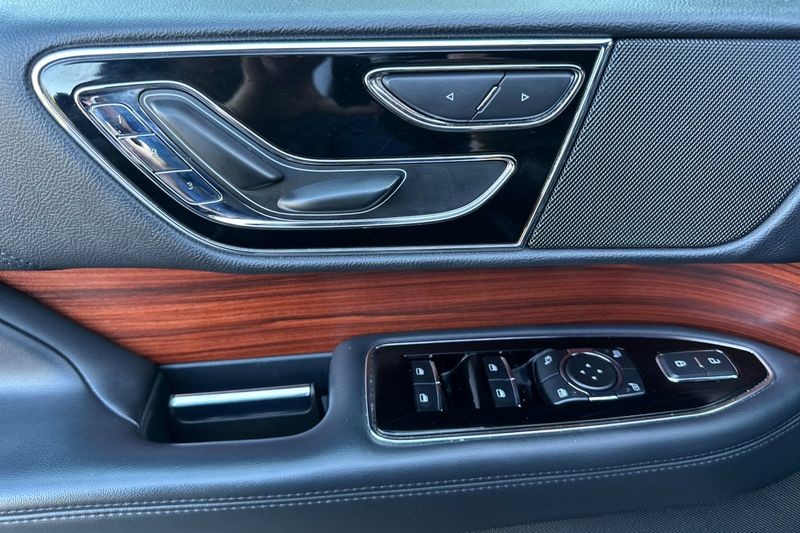 Lincoln Navigator Vehicle Full-screen Gallery Image 10