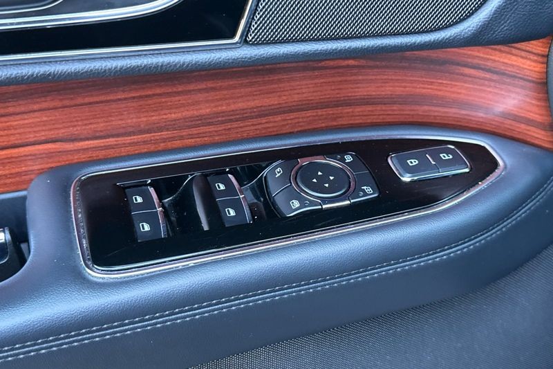 Lincoln Navigator Vehicle Full-screen Gallery Image 11