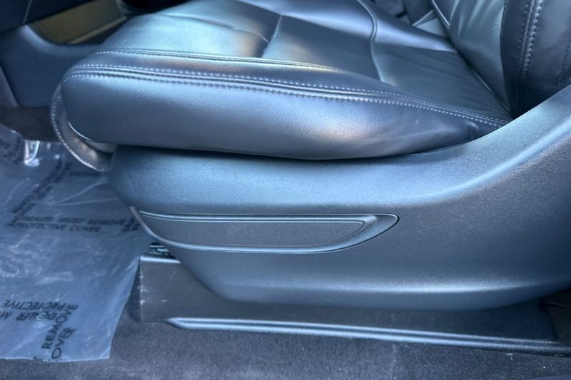 Lincoln Navigator Vehicle Full-screen Gallery Image 12