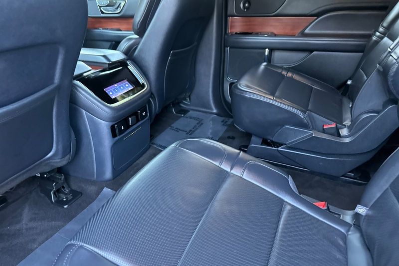 Lincoln Navigator Vehicle Full-screen Gallery Image 13
