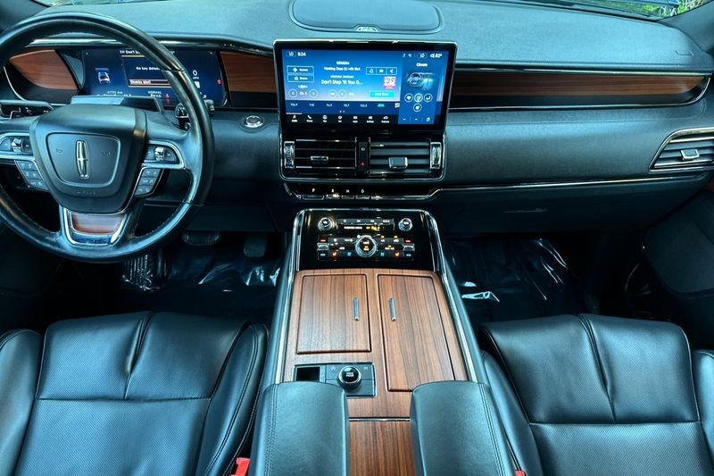 Lincoln Navigator Vehicle Full-screen Gallery Image 14