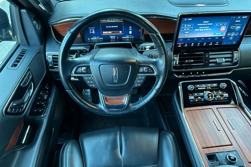 Lincoln Navigator Vehicle Full-screen Gallery Image 15