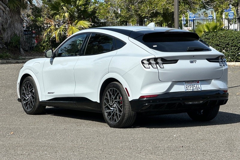 Ford Mustang Mach-E Vehicle Full-screen Gallery Image 05