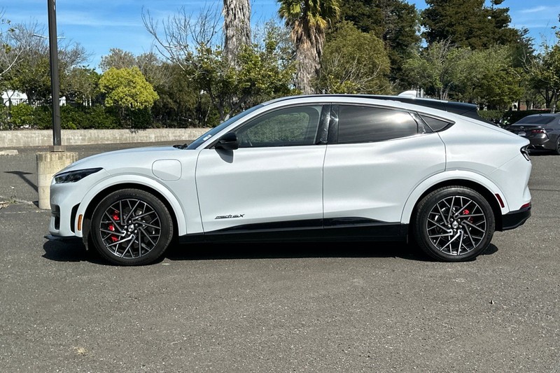 Ford Mustang Mach-E Vehicle Full-screen Gallery Image 06