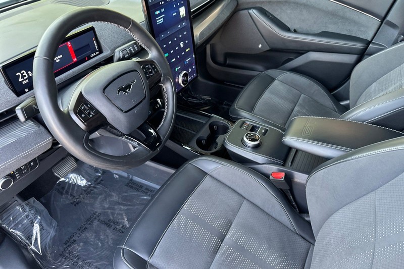 Ford Mustang Mach-E Vehicle Full-screen Gallery Image 09