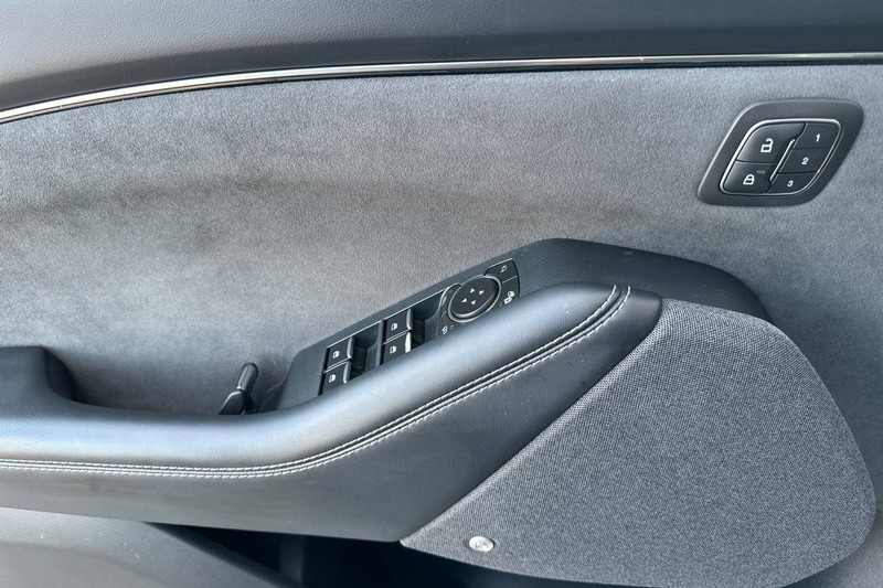 Ford Mustang Mach-E Vehicle Full-screen Gallery Image 10