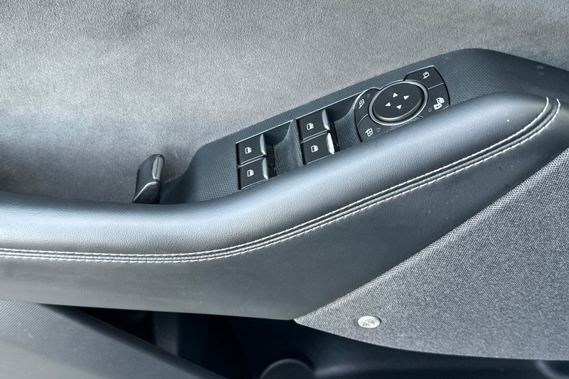 Ford Mustang Mach-E Vehicle Full-screen Gallery Image 11