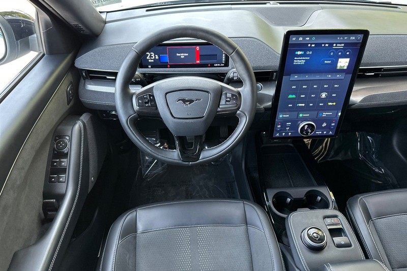 Ford Mustang Mach-E Vehicle Full-screen Gallery Image 15