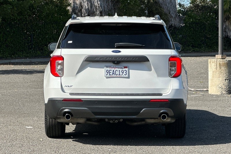 Ford Explorer Vehicle Full-screen Gallery Image 04