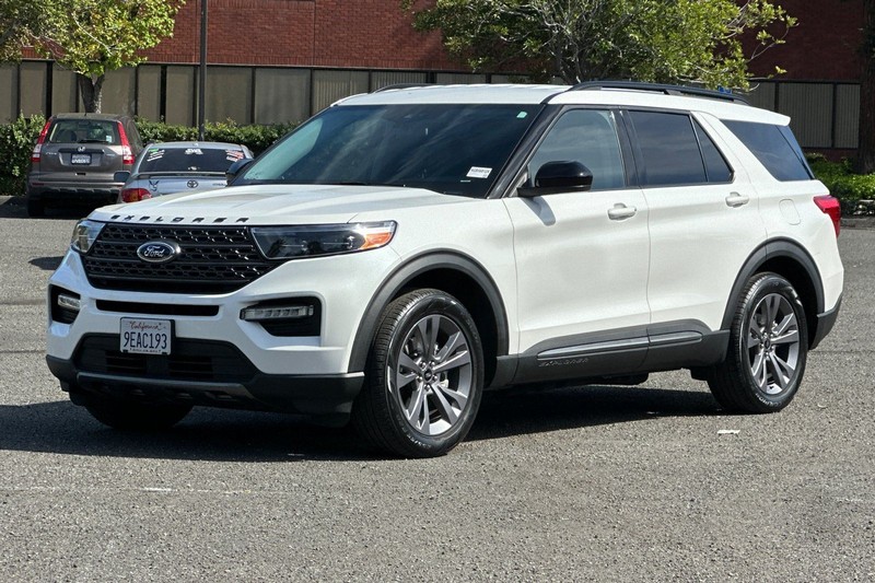 Ford Explorer Vehicle Full-screen Gallery Image 07