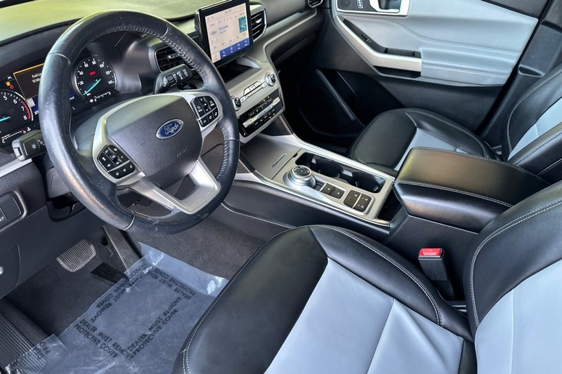 Ford Explorer Vehicle Full-screen Gallery Image 09