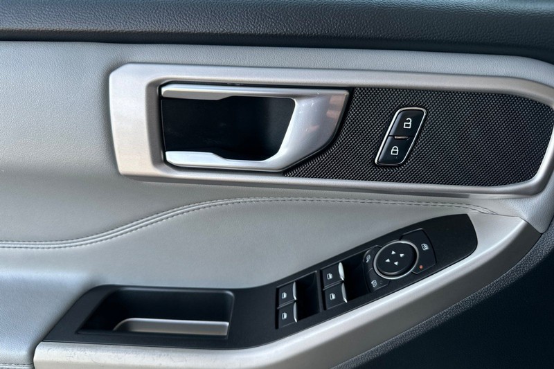 Ford Explorer Vehicle Full-screen Gallery Image 10