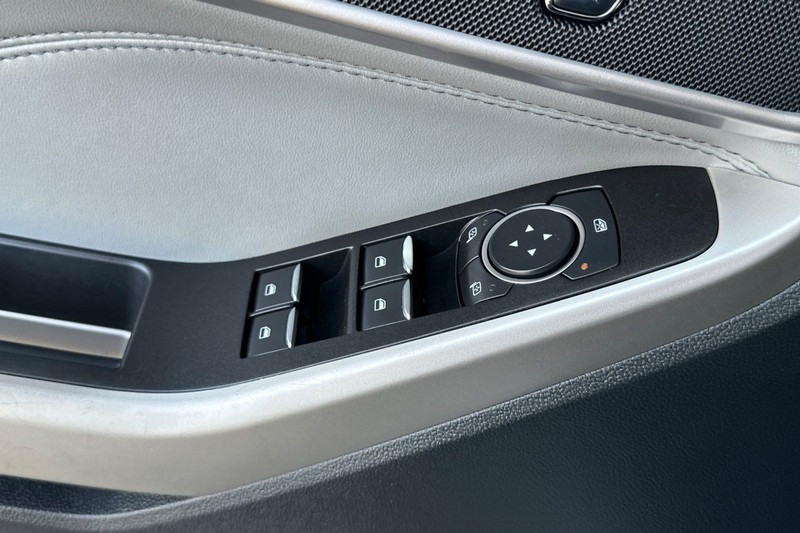 Ford Explorer Vehicle Full-screen Gallery Image 11