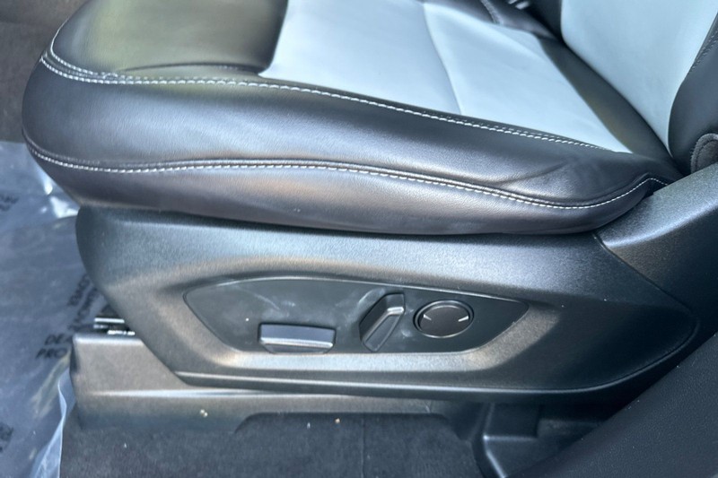 Ford Explorer Vehicle Full-screen Gallery Image 12