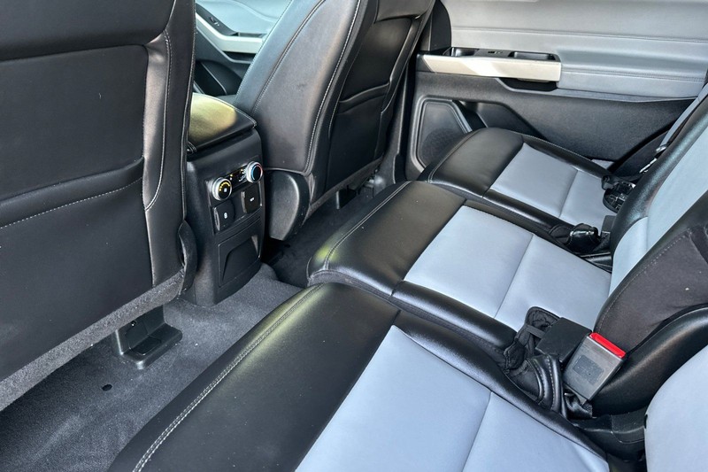 Ford Explorer Vehicle Full-screen Gallery Image 13