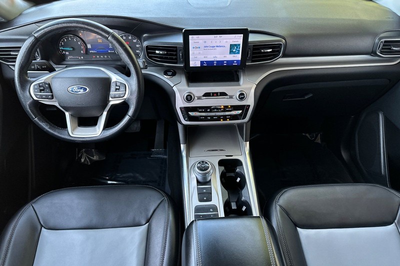 Ford Explorer Vehicle Full-screen Gallery Image 14