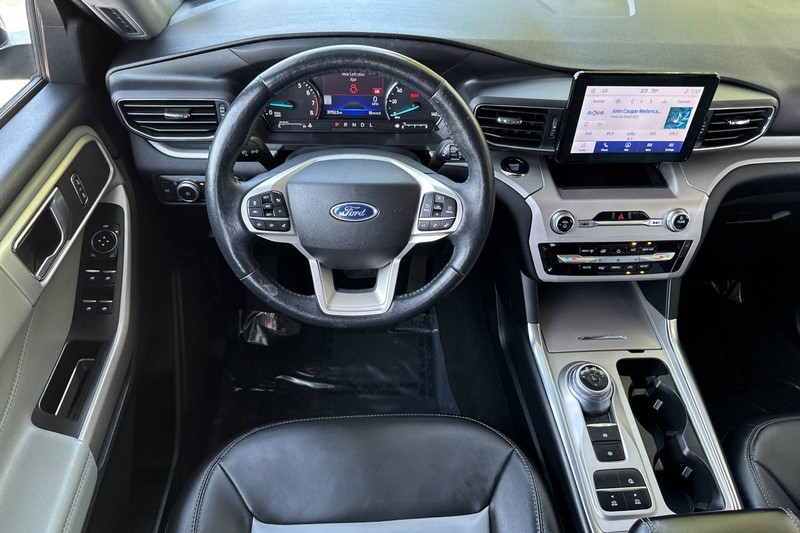 Ford Explorer Vehicle Full-screen Gallery Image 15