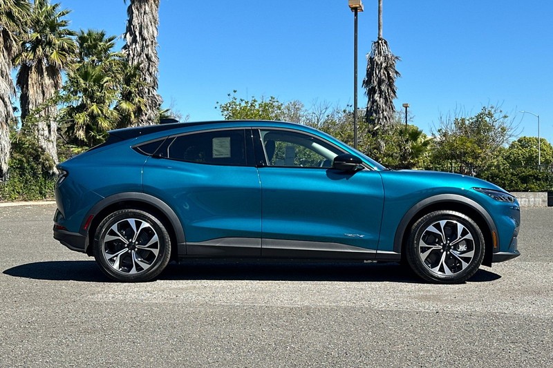 Ford Mustang Mach-E Vehicle Full-screen Gallery Image 02