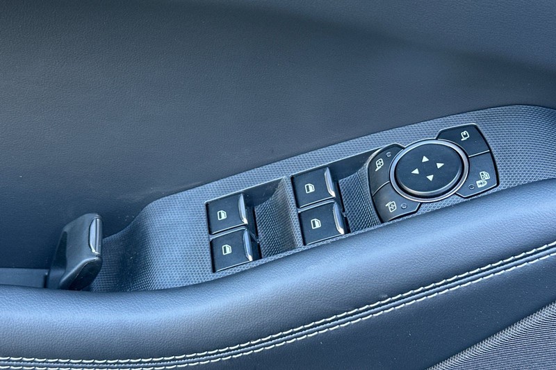 Ford Mustang Mach-E Vehicle Full-screen Gallery Image 11