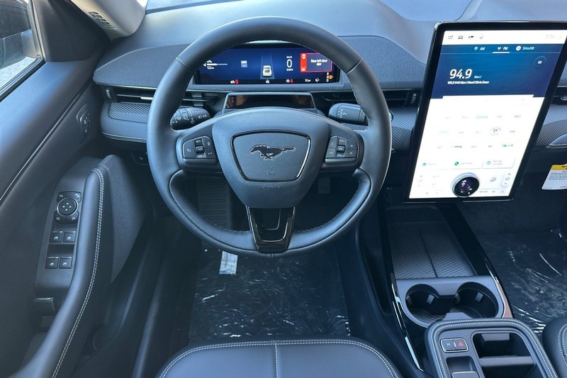 Ford Mustang Mach-E Vehicle Full-screen Gallery Image 15