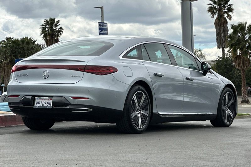 Mercedes-Benz EQS Vehicle Full-screen Gallery Image 03